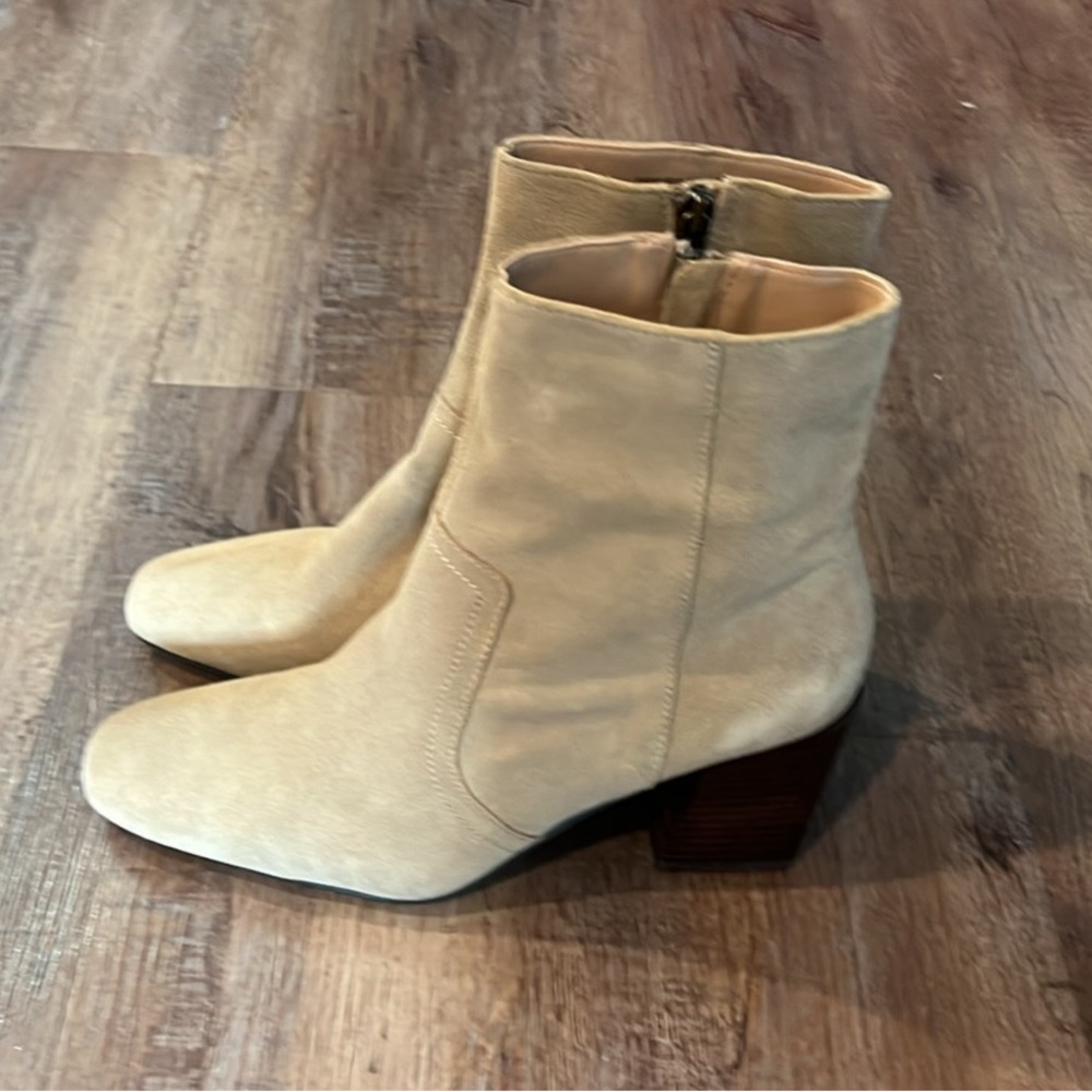 Blondo - size 8.5 boots Chic Beige Ankle Boots